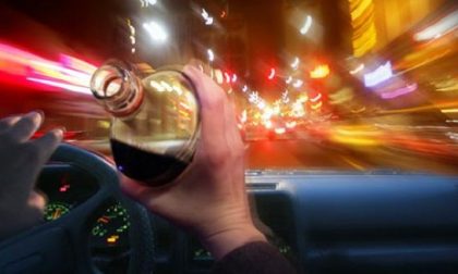 Beve fino a ubriacarsi, si mette alla guida e fa un disastro con l'auto