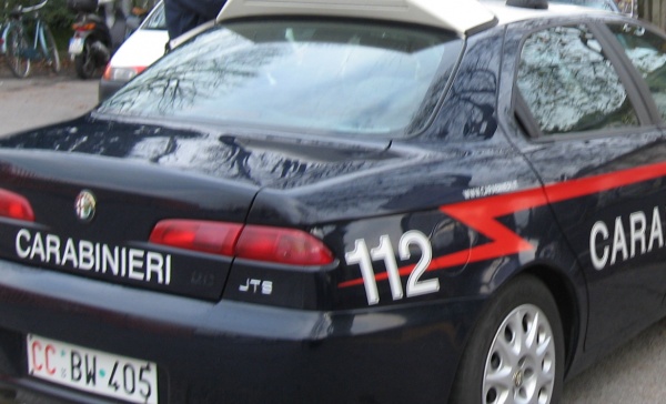 Armato di bottiglia molesta i pendolari, denunciato un nigeriano