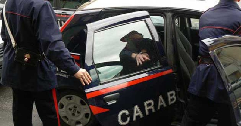 Tenta approcci sessuali con due bambine e al parco mostra i genitali, arrestato 40enne
