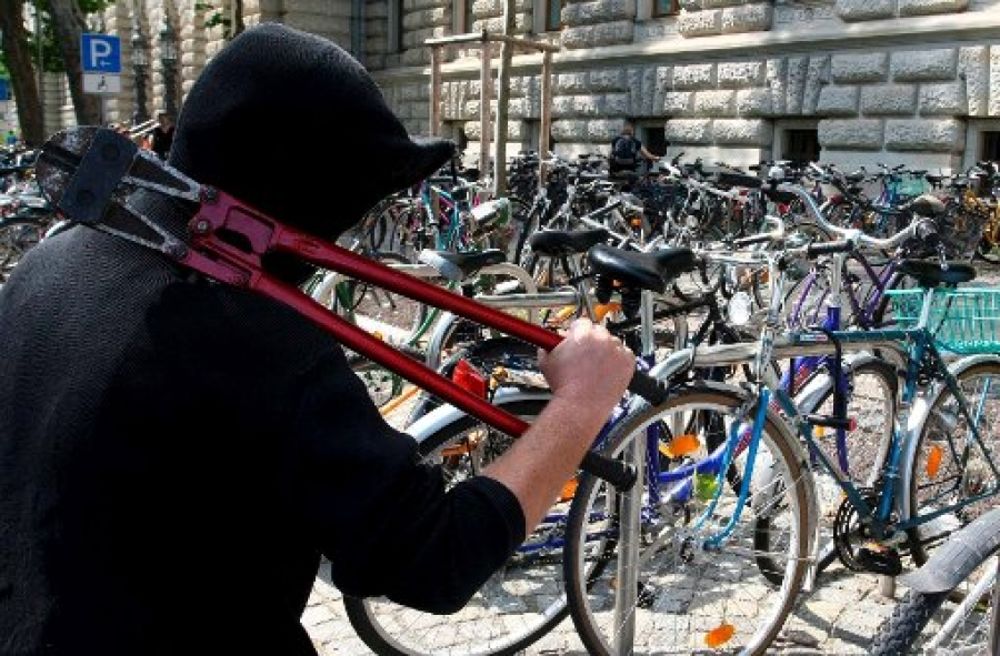 Ruba una bicicletta in piazza ma non passa inosservato: beccato e denunciato