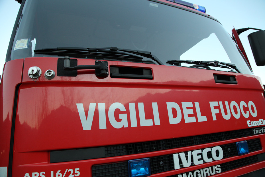 Auto fuori strada, arrivano i vigili del fuoco