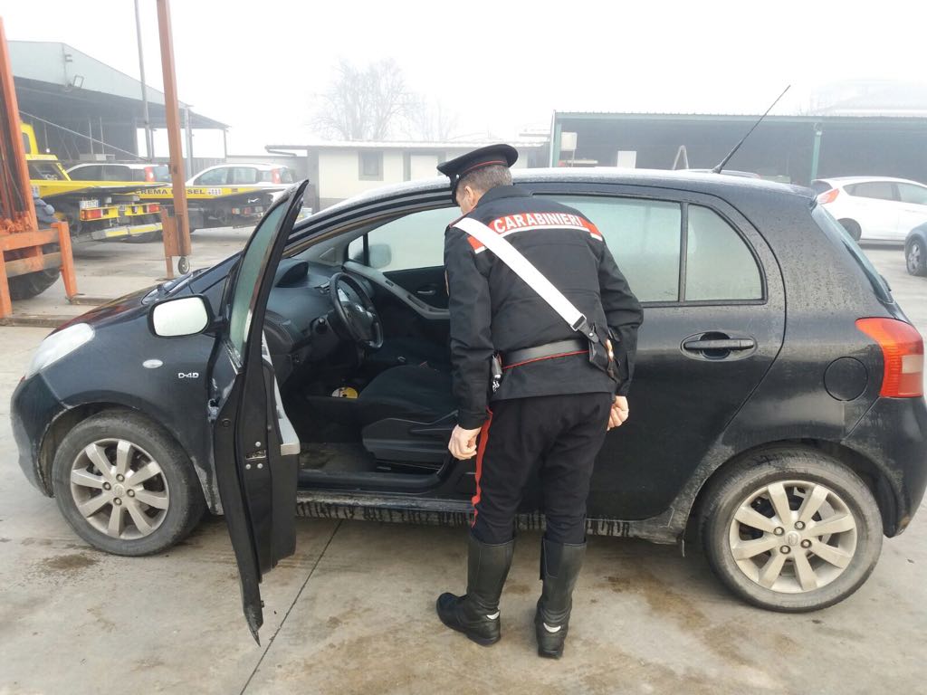 Trucco del telecomando, e fanno razzia di acquisti e spesa nell’auto