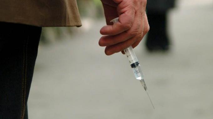Rapina farmacia con siringa sporca di sangue