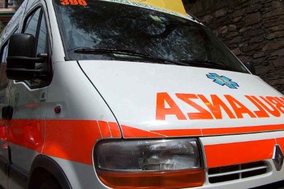 Scontro frontale tra auto e tir
