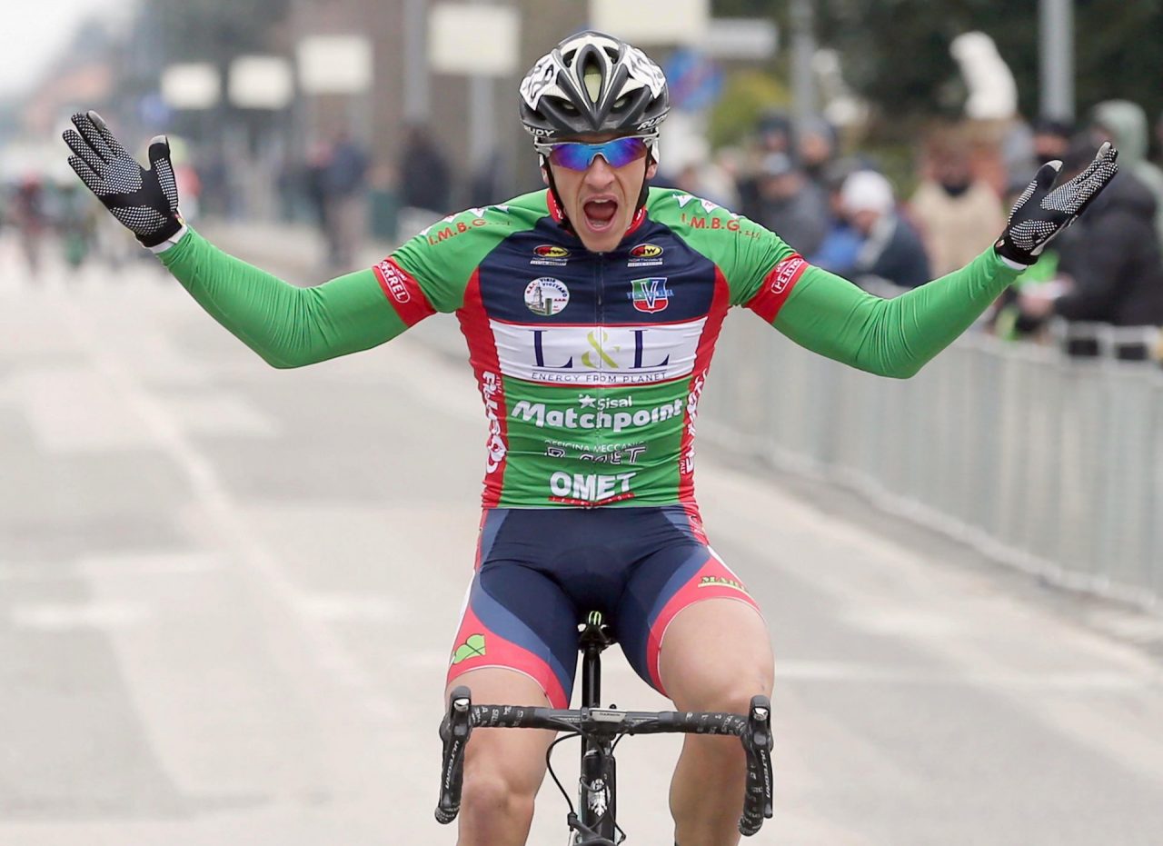 Ciclismo, assolo di Donesana nella Coppa San Bernardino