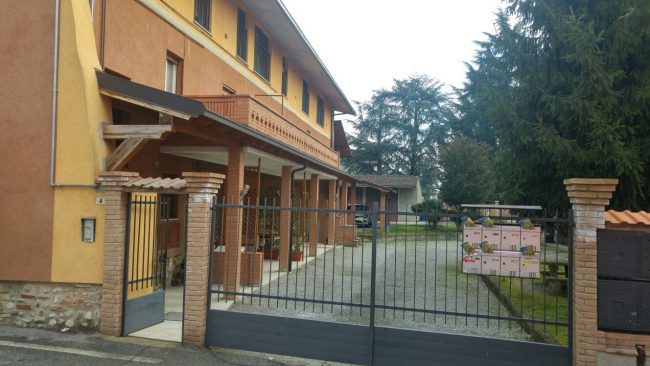 Senza chiavi si arrampica e cade dal balcone: muore a 24 anni