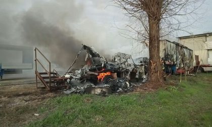 Incendio nel deposito dei circensi bruciati due camion FOTO VIDEO