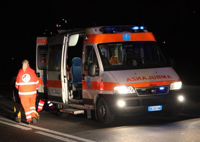 Auto ribaltata ferita una persona SIRENE DI NOTTE