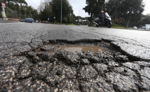 Paullese come un colabrodo, sfondate le gomme di quattro auto