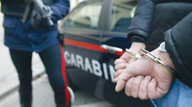 Calci e pugni ai Carabinieri