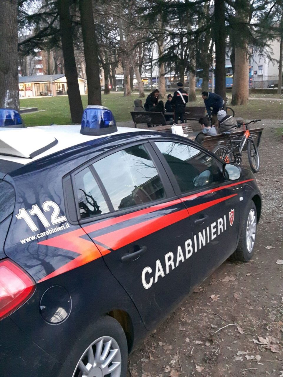 Spaccio a Campo di Marte compra droga mentre la figlia è sulle giostre