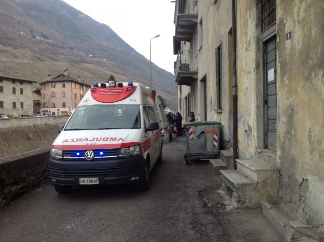 Cade dal terrazzo dell’albergo