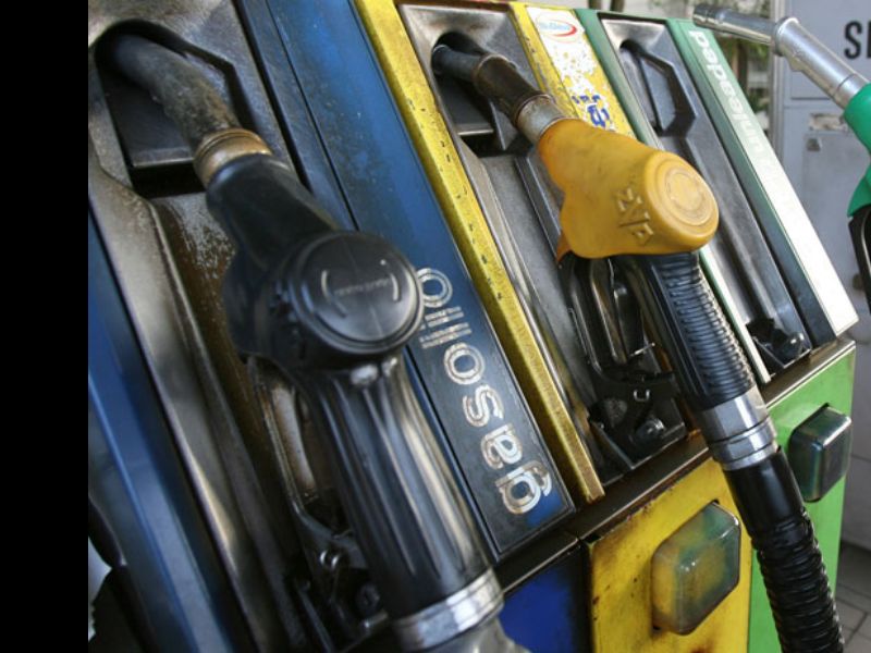 Rapina al distributore di benzina nella notte