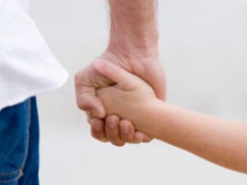 Bambino musulmano spinto dalla ex affidataria al cattolicesimo