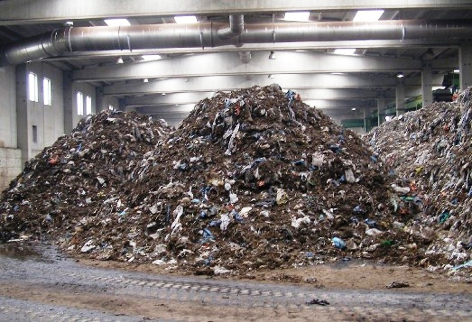 Liberi e Uguali a Cremona nel luogo di arrivo dei camion del nuovo impianto di compostaggio