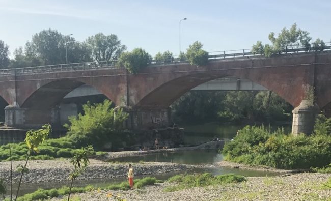 Lancia sassi dal ponte contro le auto e lo placcano i carabinieri