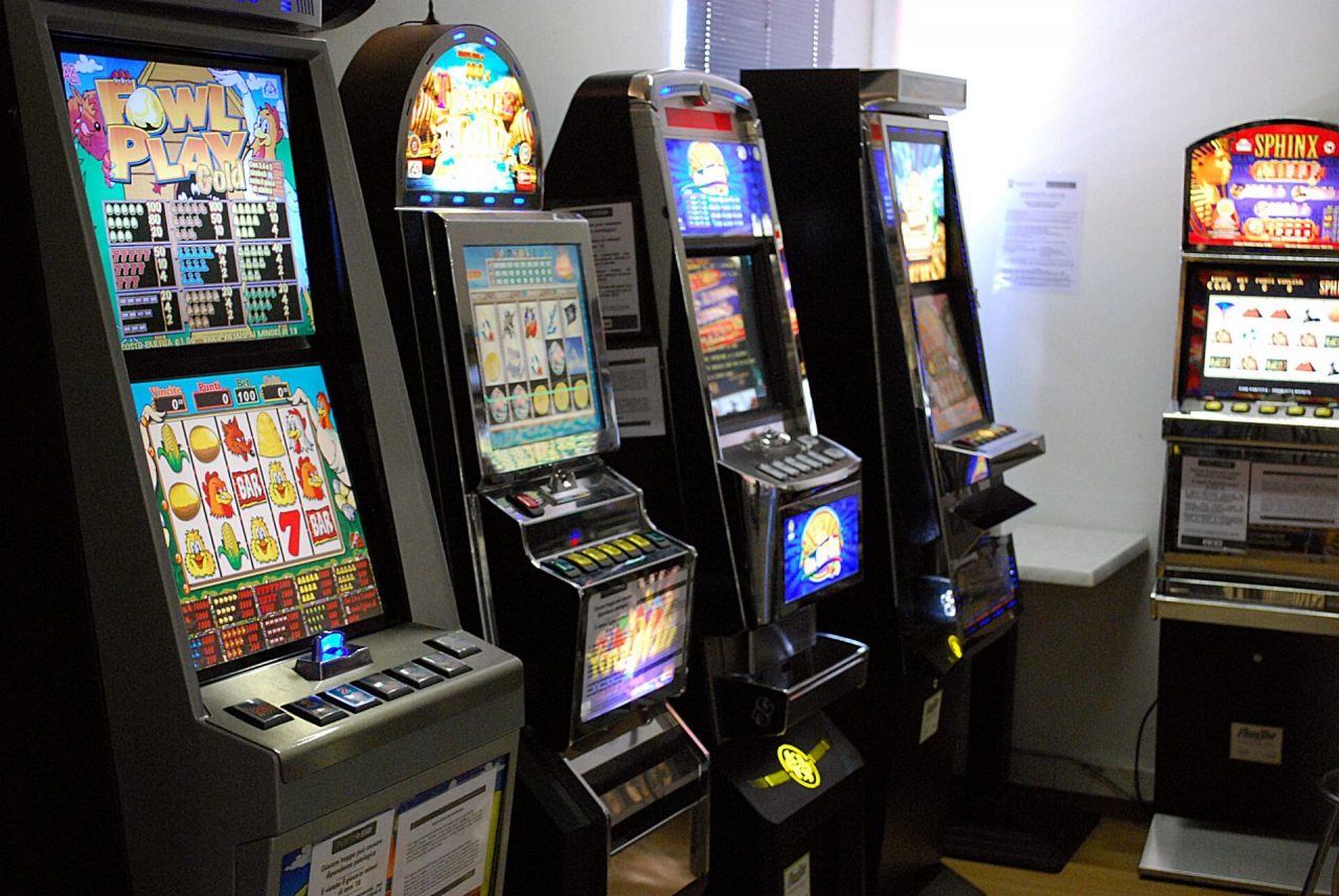 Slot machine saccheggiate nella notte