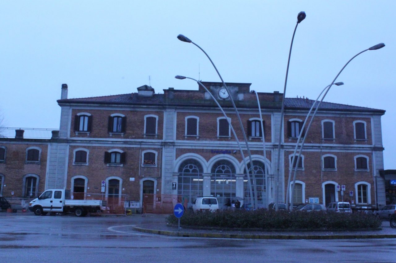 CantaUntori in stazione, con chitarra e biglietto da Treviglio a Crema FOTO