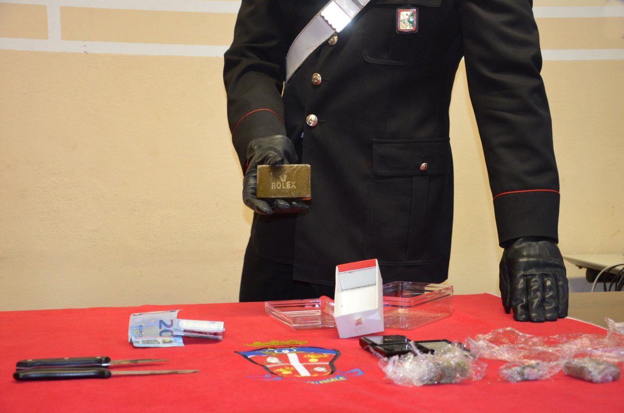 Studente pusher la madre disperata consegna spontaneamente la droga ai Carabinieri