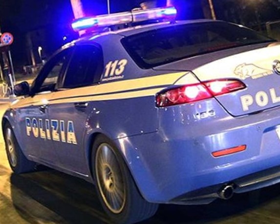 Va in bagno e la lasciano chiusa dentro a scuola, arriva la Polizia