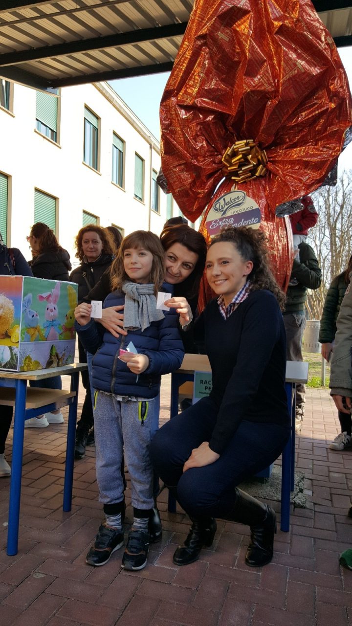 Uovo di Pasqua formato maxi donato alla scuola elementare