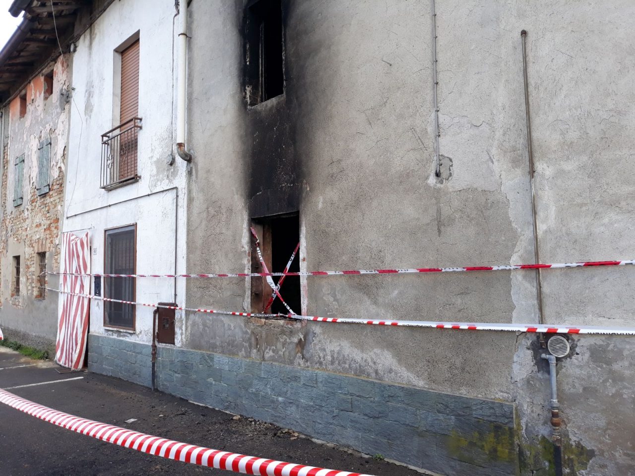 Casolare abbandonato distrutto dalle fiamme FOTO