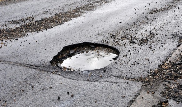 Buche nelle strade di Cremona, è emergenza: “Basta rattoppi”