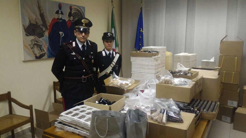 Operai infedeli rubano in azienda, ritrovati cosmetici per 100mila euro