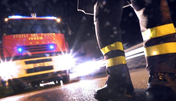 Mezzo pesante si scontra con auto SIRENE DI NOTTE
