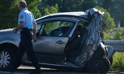 5 giovanissimi finiscono fuori strada: auto distrutta e feriti