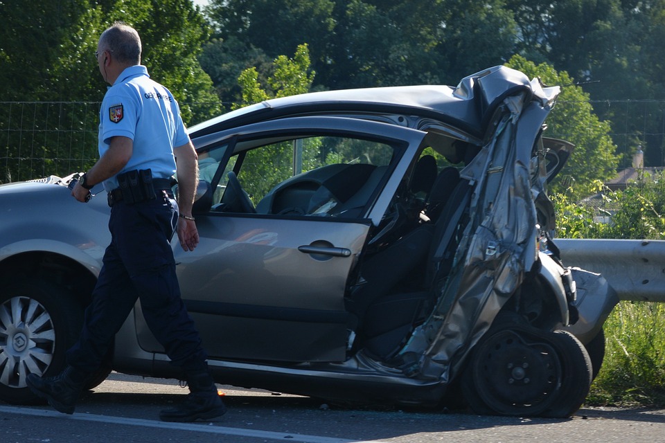 5 giovanissimi finiscono fuori strada: auto distrutta e feriti