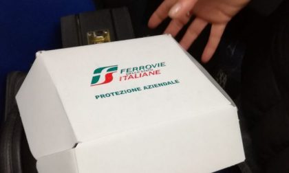 Treno congelato e bloccato per cinque ore, per i pendolari prigionieri e inferociti kit d'emergenza