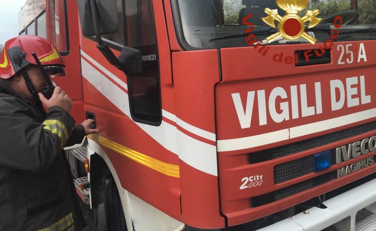 Incendio a Castelleone, a fuoco tetto di abitazione
