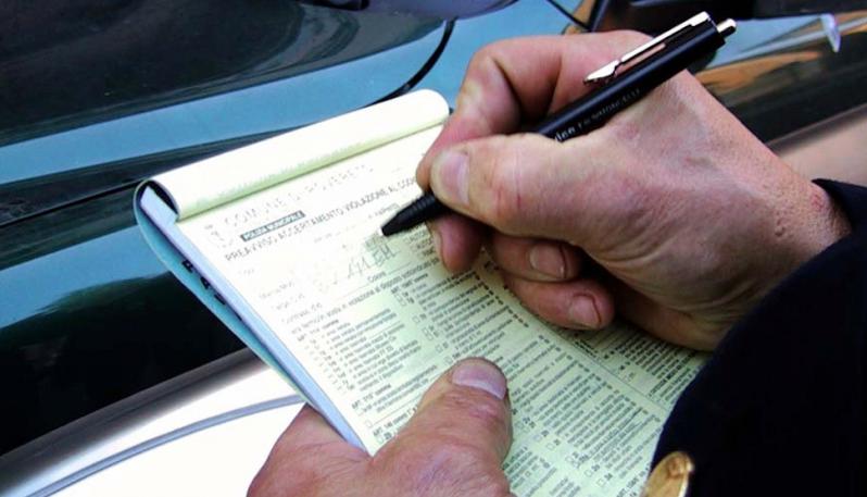 Insulti al vigile via web: 13 denunciati