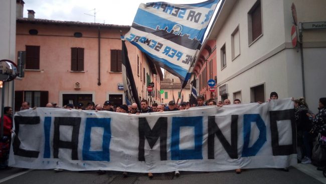 Mondonico, lacrime, cori e fumogeni per l’ultimo saluto FOTO e VIDEO