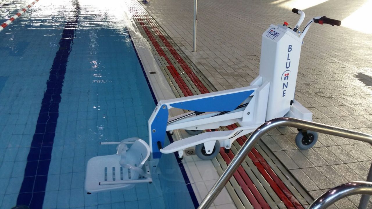 Sollevatore per disabili alla piscina comunale 