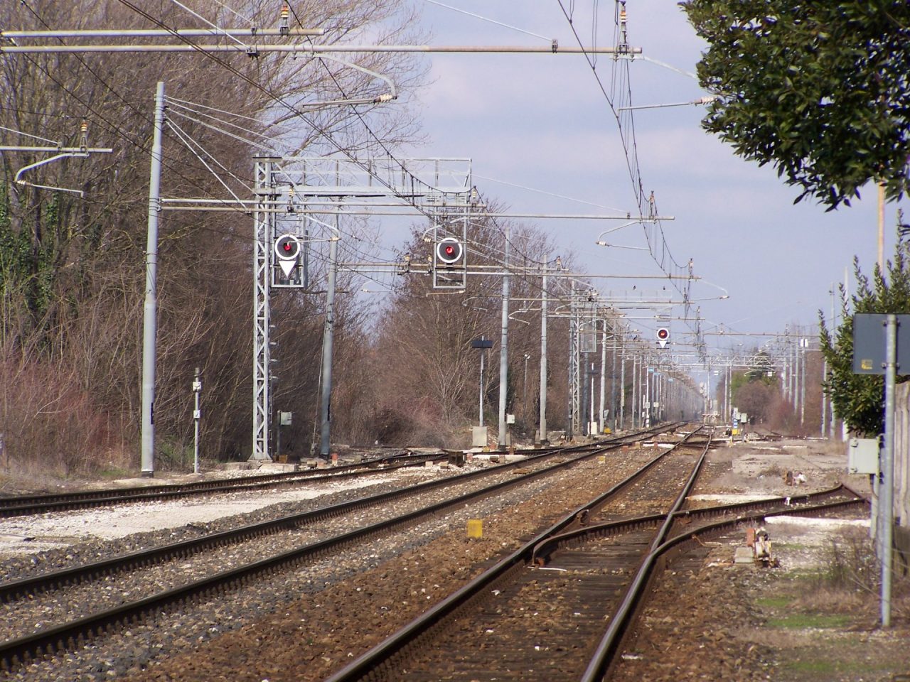 Travolto dal treno si fa strada ipotesi suicidio