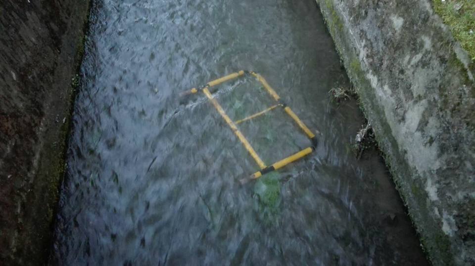 Vandali a Pieranica: divelto spartitraffico e gettato nella roggia