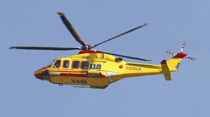 Donna travolta da cancello, arriva l’elisoccorso
