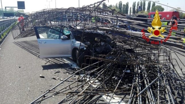 Tangenziale Ovest chiusa per incidente diversi feriti FOTO