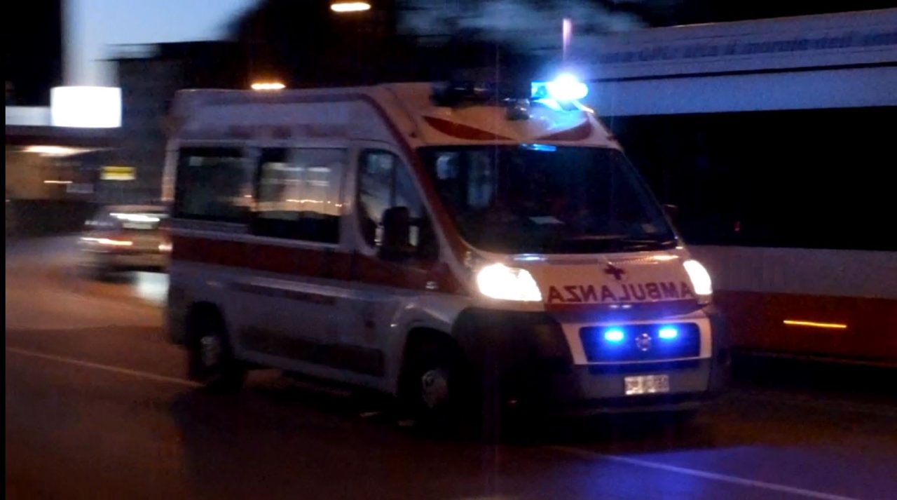 Fuori strada con auto, 27enne in ospedale SIRENE DI NOTTE