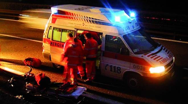 Auto ribaltata a Volta Mantovana, 52enne in ospedale SIRENE DI NOTTE