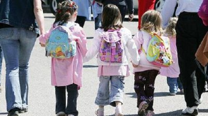 Bimbi trasferiti dalla materna all’oratorio, monta la protesta