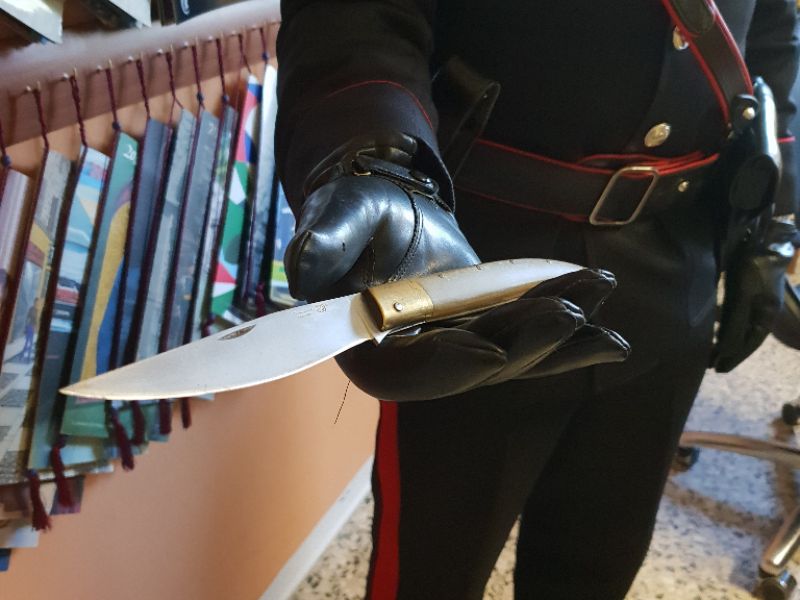 Lite al lavoro e spunta il coltello
