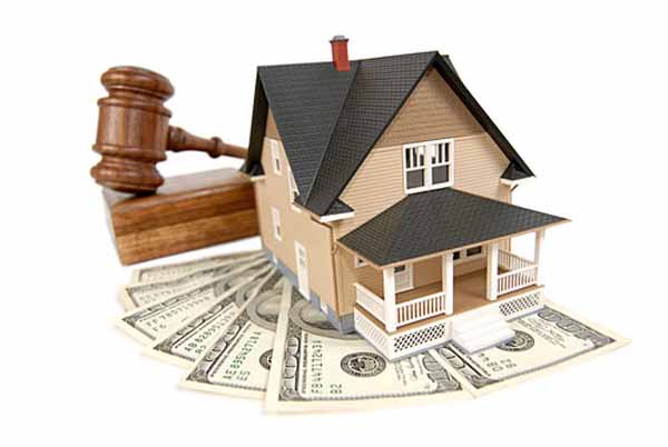 Compra casa all’asta trova un miliardo e mezzo di vecchie lire in un’intercapedine