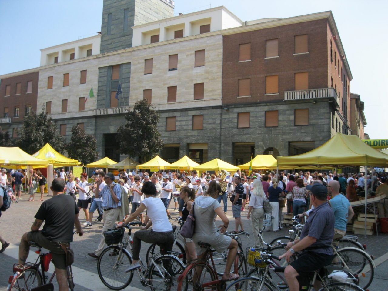 Primo maggio in piazza Stradivari al Mercato di Campagna Amica