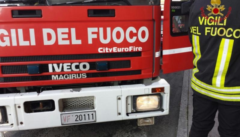 Camion ribaltato a Castelnuovo, traffico bloccato