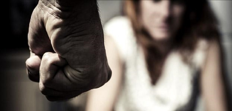 Percosse, offese e minacce alla compagna, denunciato