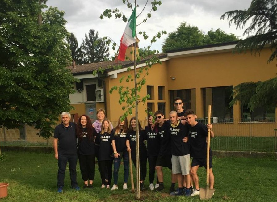 Pieranica, i neo-maggiorenni piantano un tiglio FOTO
