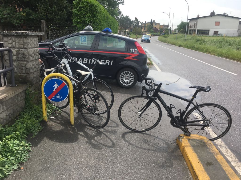 Ubriaco investe ciclisti e si dà alla fuga, denunciato
